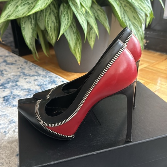 Saint Laurent Pointed Toe Pumps - Picture 5 of 9